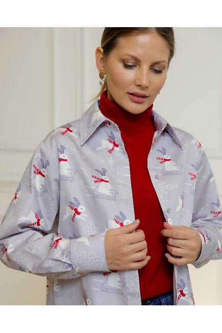 Женская рубашка из хлопка с универсальной манжетой с принтом зайцы на сером фоне -8733 от byME 