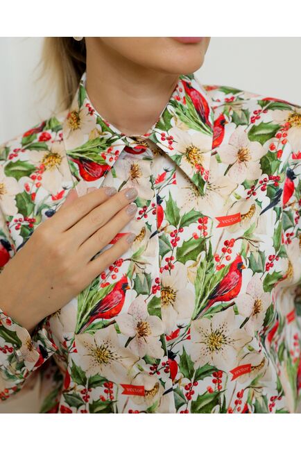 Женская рубашка из хлопка с универсальной манжетой и принтом снегири в цветах - 8734 от byME 