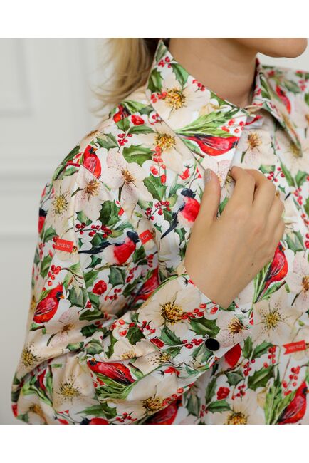 Женская рубашка из хлопка с универсальной манжетой и принтом снегири в цветах - 8734 от byME 