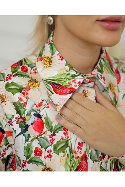 Женская рубашка из хлопка с универсальной манжетой и принтом снегири в цветах - 8734 от byME 