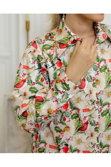 Женская рубашка из хлопка с универсальной манжетой и принтом снегири в цветах - 8734 от byME 