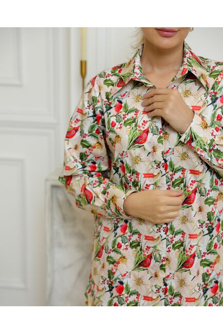 Женская рубашка из хлопка с универсальной манжетой и принтом снегири в цветах - 8734 от byME 