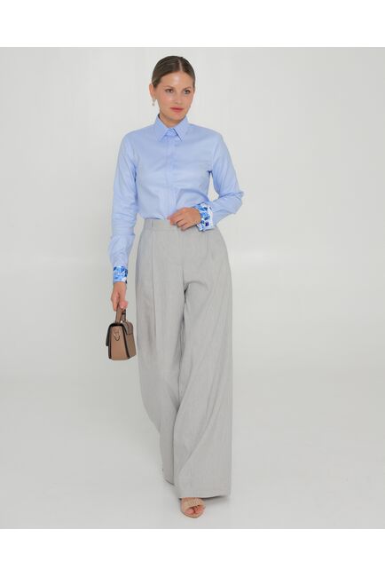 Женская рубашка из хлопка под запонки голубая с отделкой синие листочки-8762 от byME 