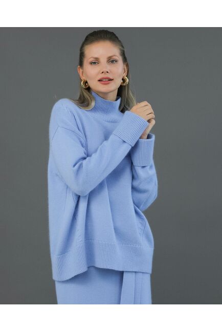 Свитер из шерсти с ангорой в васильковом цвете от byME 