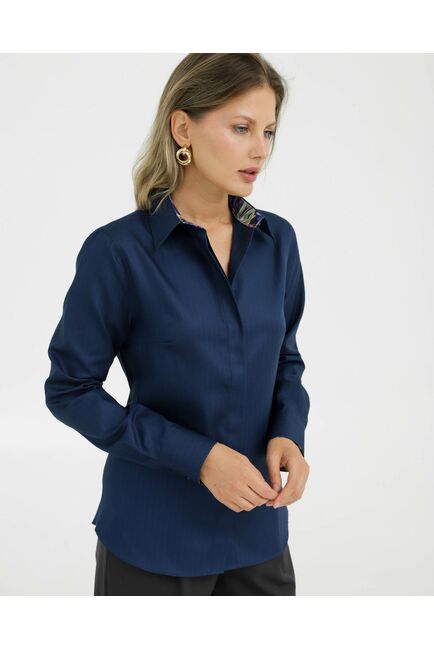 Рубашка  хлопковая в полуприталенном силуэте темно-синяя с отделкой под пуговицы  8911 от byME 