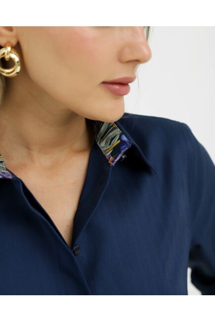 Рубашка  хлопковая в полуприталенном силуэте темно-синяя с отделкой под пуговицы  8911 от byME 