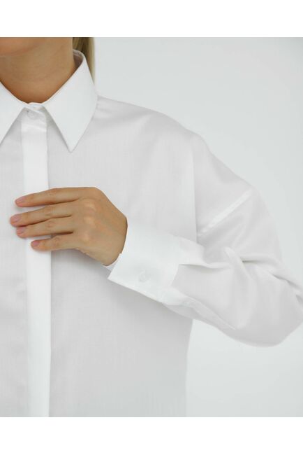 Рубашка хлопковая белая в прямом силуэте с универсальной манжетой 8931 от byME 