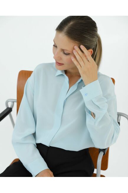 Рубашка шелковая голубая в прямом силуэте с универсальной манжетой 8938 от byME 