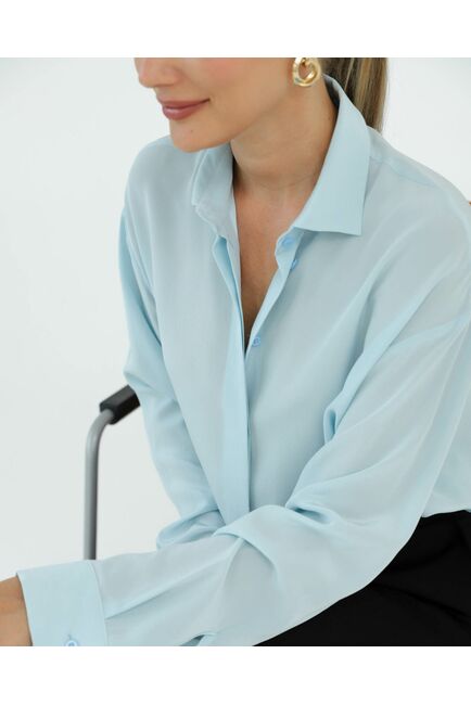 Рубашка шелковая голубая в прямом силуэте с универсальной манжетой 8938 от byME 