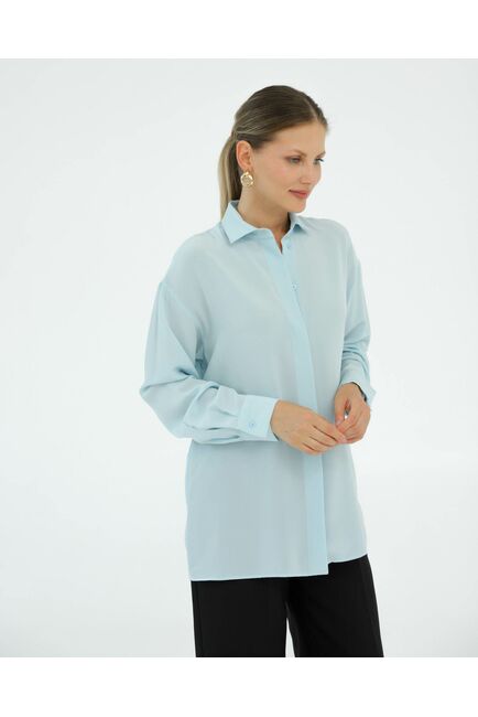 Рубашка шелковая голубая в прямом силуэте с универсальной манжетой 8938 от byME 