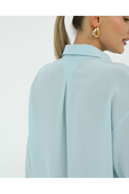 Рубашка шелковая голубая в прямом силуэте с универсальной манжетой 8938 от byME 