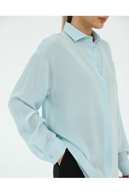 Рубашка шелковая голубая в прямом силуэте с универсальной манжетой 8938 от byME 