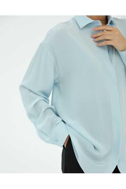 Рубашка шелковая голубая в прямом силуэте с универсальной манжетой 8938 от byME 