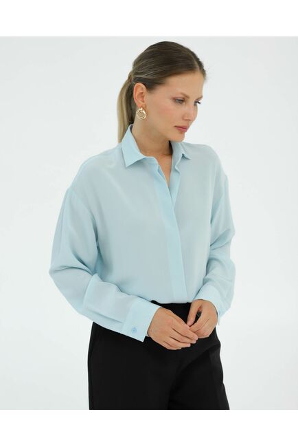 Рубашка шелковая голубая в прямом силуэте с универсальной манжетой 8938 от byME 