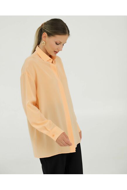 Рубашка шелковая персиковая в прямом силуэте с универсальной манжетой  8939 от byME 