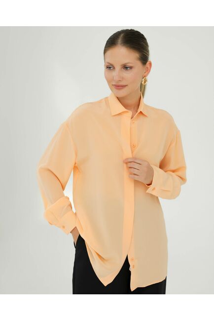Рубашка шелковая персиковая в прямом силуэте с универсальной манжетой  8939 от byME 