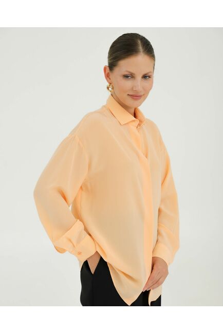 Рубашка шелковая персиковая в прямом силуэте с универсальной манжетой  8939 от byME 