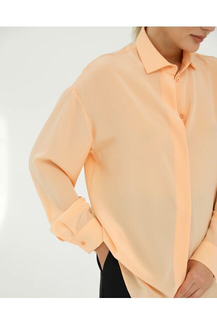 Рубашка шелковая персиковая в прямом силуэте с универсальной манжетой  8939 от byME 