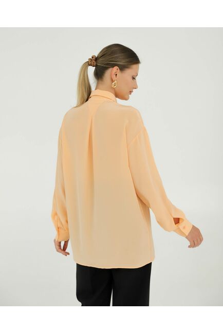 Рубашка шелковая персиковая в прямом силуэте с универсальной манжетой  8939 от byME 
