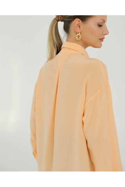Рубашка шелковая персиковая в прямом силуэте с универсальной манжетой  8939 от byME 