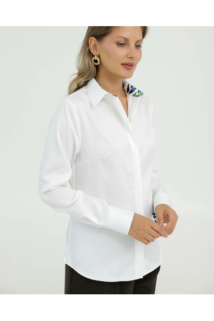 Рубашка хлопковая в полуприталенном силуэте белая с отделкой цветы под пуговицы 8913 от byME 