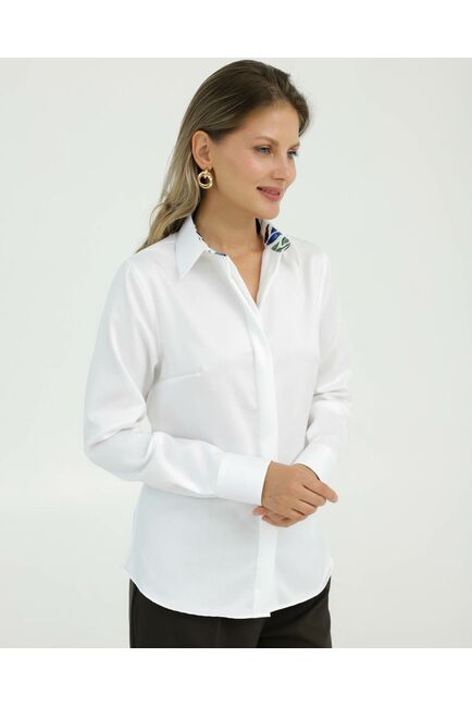 Рубашка хлопковая в полуприталенном силуэте белая с отделкой цветы под пуговицы 8913 от byME 