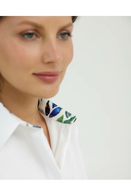 Рубашка хлопковая в полуприталенном силуэте белая с отделкой цветы под пуговицы 8913 от byME 