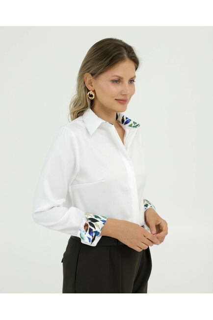 Рубашка хлопковая в полуприталенном силуэте белая с отделкой цветы под пуговицы 8913 от byME 