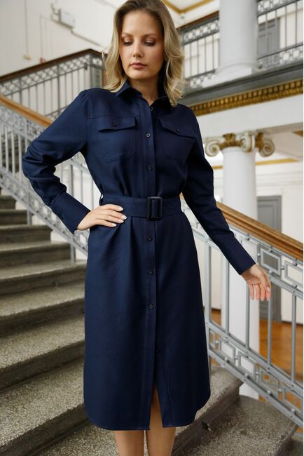 Платье-рубашка с поясом прямой силуэт тёмно-синия - 8460 от byME 