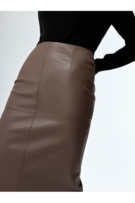 Юбка женская прямая из экокожи темно-бежевая от byME 