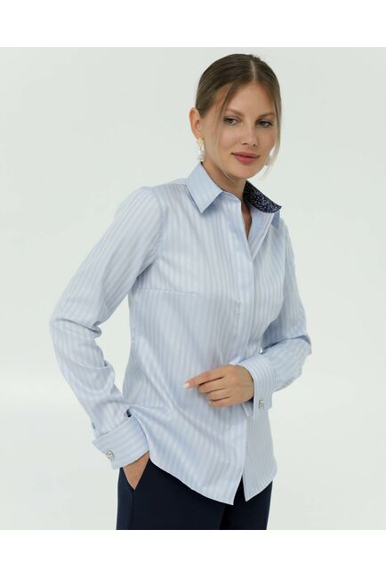 Женская рубашка из хлопка под запонки голубая с отделкой 8842 от byME 