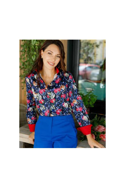 Женская рубашка из хлопка под пуговицы с супатной застежкой полуприталенная с отделкой цветы - 8144 от byME 