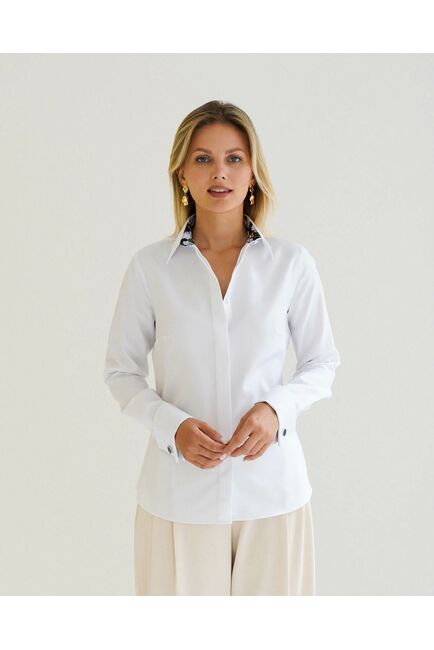 Женская рубашка из хлопка под запонку белая с отделкой цветы- 8594 от byME 