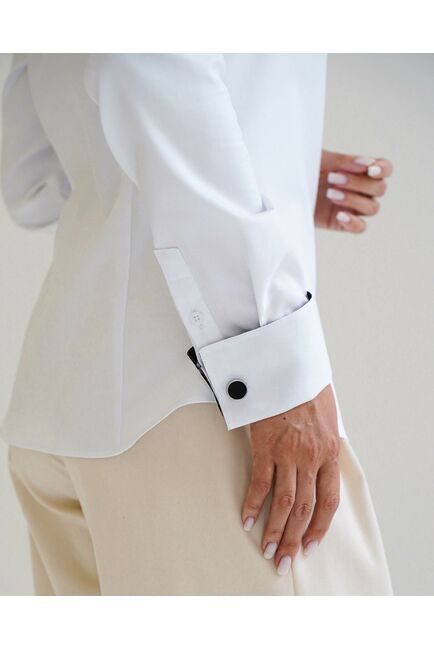 Женская рубашка из хлопка под запонку белая с отделкой цветы- 8594 от byME 