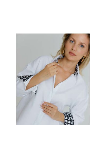 Рубашка женская в белом цвете с отделкой, в прямом силуэте с универсальной манжетой  - 8581 от byME 