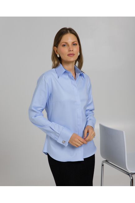 Женская рубашка из хлопка в полуприталенном силуэте голубого цвета с отделкой  под запонку-8966 от byME 