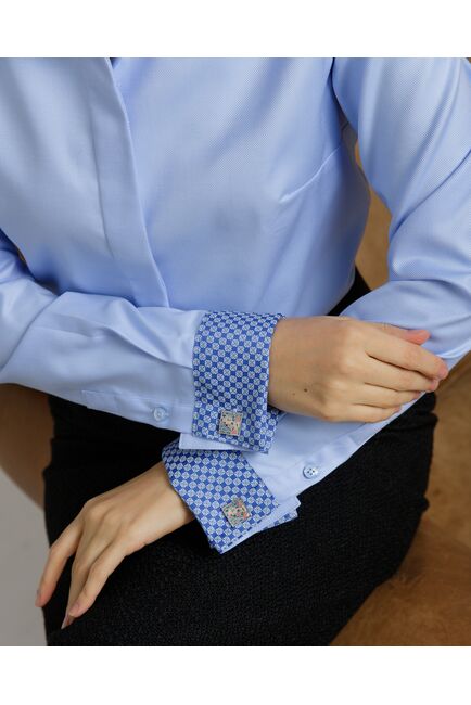 Женская рубашка из хлопка в полуприталенном силуэте голубого цвета с отделкой  под запонку-8966 от byME 