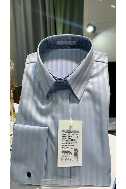 Женская рубашка из хлопка под запонки голубая с отделкой 8842 от byME 