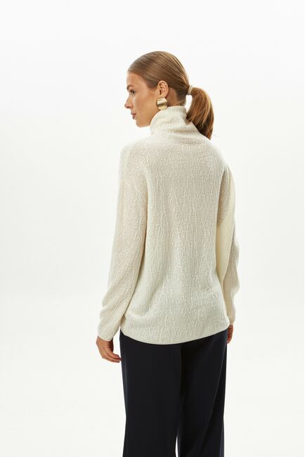 Джемпер из шерсти мериноса тонкой вязки белый фактурный от byME 