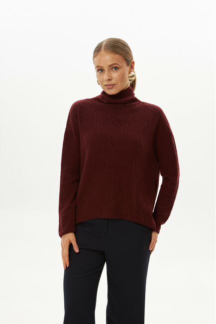Джемпер из шерсти мериноса тонкой вязки  фактурный вишневый от ByME 