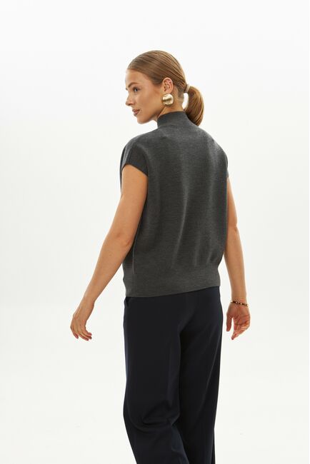 Топ из шерсти мериноса тонкой вязки и шелка Mulberry темно-серый от byME 