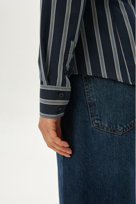 Рубашка хлопковая в полуприталенном силуэте синяя в полоску под пуговицы 9060 от byME 