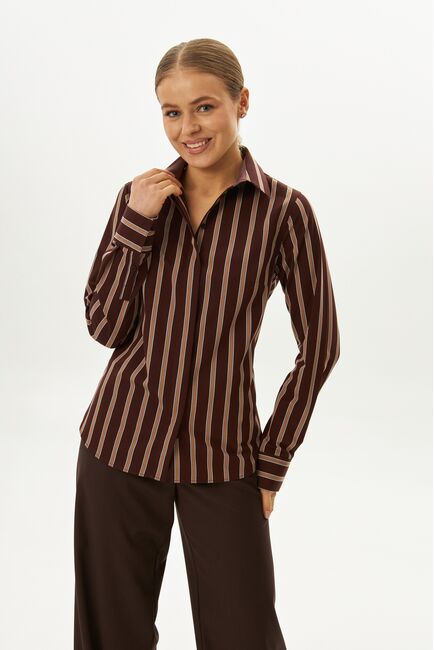 Рубашка хлопковая в полуприталенном силуэте коричневая в полоску под пуговицы 9061 от byME 