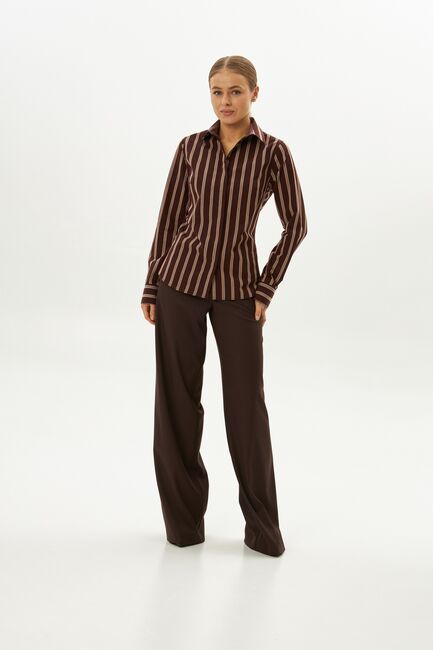 Рубашка хлопковая в полуприталенном силуэте коричневая в полоску под пуговицы 9061 от byME 