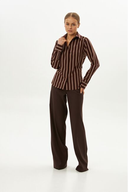Рубашка хлопковая в полуприталенном силуэте коричневая в полоску под пуговицы 9061 от byME 