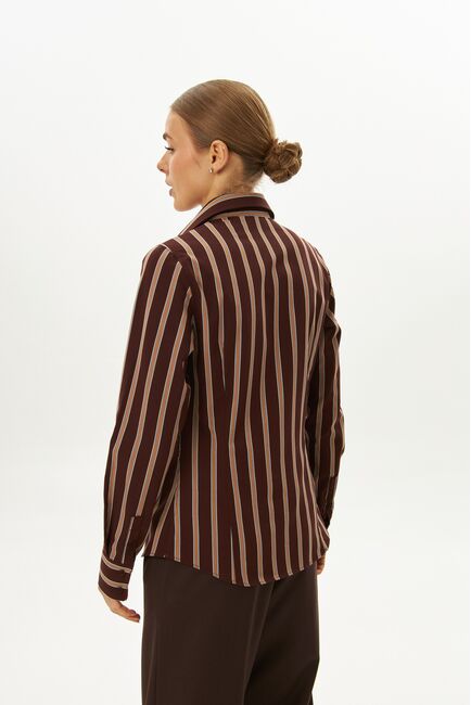 Рубашка хлопковая в полуприталенном силуэте коричневая в полоску под пуговицы 9061 от byME 