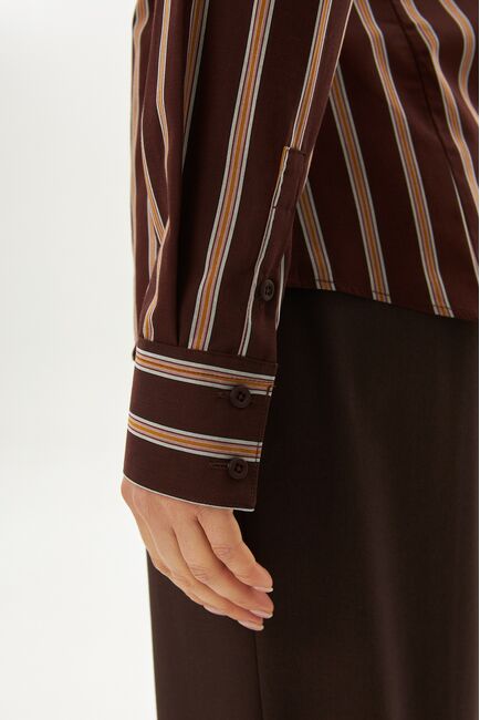 Рубашка хлопковая в полуприталенном силуэте коричневая в полоску под пуговицы 9061 от byME 