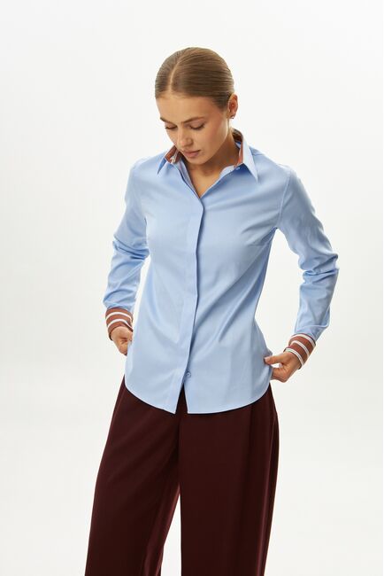 Женская рубашка из хлопка полуприталенная голубая с отделкой-9062 от byME 