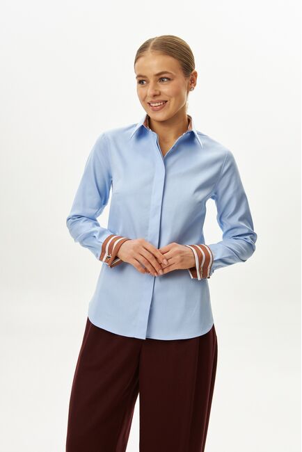 Женская рубашка из хлопка полуприталенная голубая с отделкой-9062 от byME 