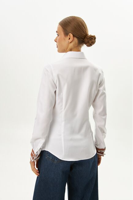 Женская рубашка из хлопка полуприталенная белая с отделкой-9064 от byME 